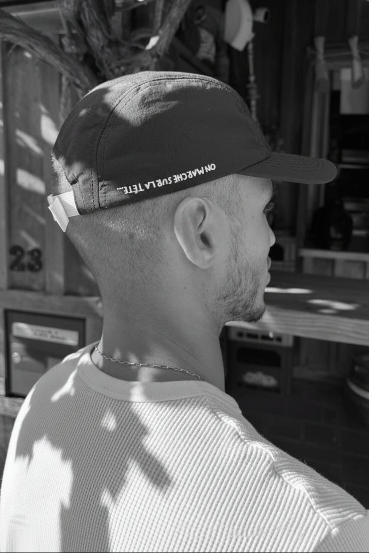 Casquette runner « On marche sur la tête » – Noire